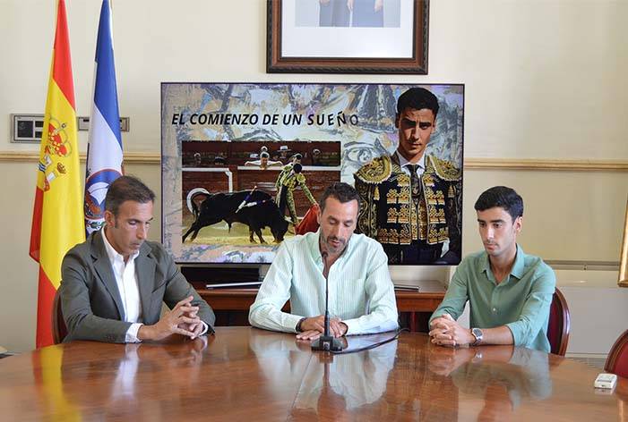 José Luis Pereda junto a Enrique Toro presenta el debut con picadores del novillero local en San Juan del Puerto