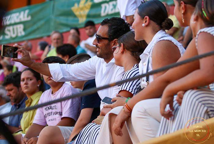 «Ambiente Colombino» I Primer festejo de la feria tras el objetivo de Cristina de la Rosa
