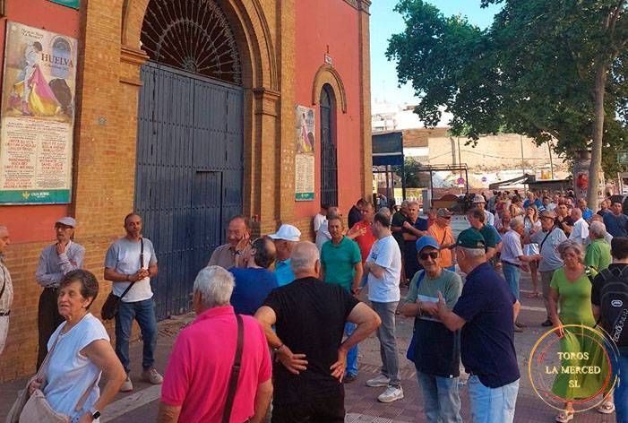 Largas colas en Huelva en el primer día de venta de entradas sueltas en La Merced