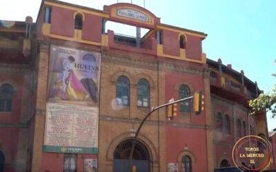 Desplegado el cartel gigante de Las Colombinas 2025 en la fachada principal de la Plaza de Toros de ‘La Merced’