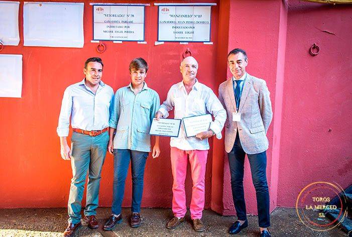 Juan Pedro Domecq descubrió dos azulejos conmemorativos que reflejan los indultos de su ganadería en La Merced