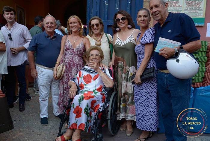 Toros La Merced rinde homenaje público a Dña. Pepita Martín Ramos, abonada durante sesenta años a la plaza de Huelva
