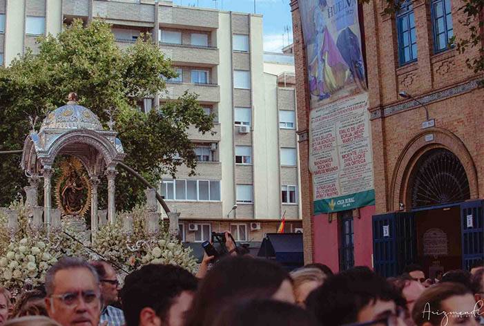 Emoción contenida en La Merced: La Virgen de la Cinta se detiene en la Plaza de Toros entre vítores y un silencio solemne