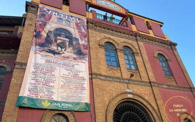 El cartel gigante de Colombinas 2026 ya preside la fachada de La Merced y anuncia la cuenta atrás para la gran feria taurina de Huelva
