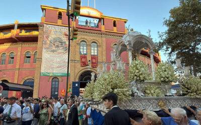 Una chicotá de emoción: La Virgen de la Cinta en la Puerta Grande de La Merced